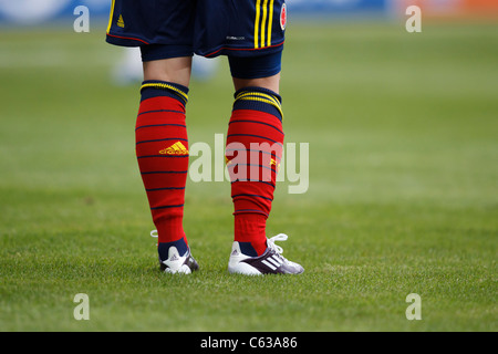 Détail des jambes d'un joueur colombien vêtu de rouge et de bleu lors d'un match de la Coupe du monde féminine de la FIFA opposant la Colombie aux États-Unis. Banque D'Images