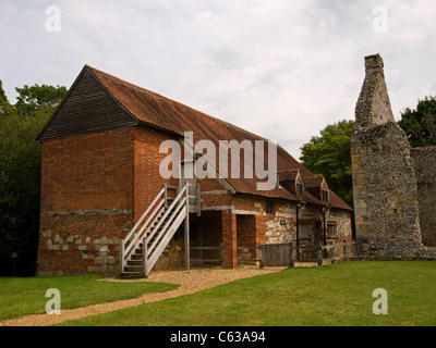 Les ruines de Bishop's Waltham Palace Hampshire England UK en regardant vers l'invité Logement bâtiment plus tard utilisé comme une ferme Banque D'Images