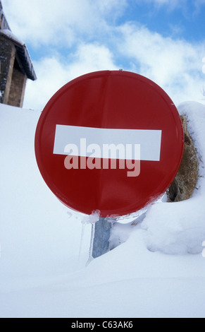 Aucun signe d'entrée enterré dans la neige Banque D'Images