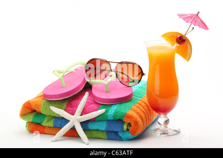 Accessoires de plage avec maillot de bain et Tequila Sunrise cocktail sur fond blanc. Banque D'Images