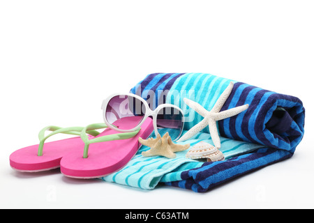 Accessoires de plage avec des tongs, serviette et lunettes de soleil sur fond blanc. Banque D'Images