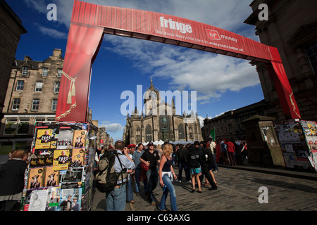 L'entrée de la zone piétonne de la rue haute au cours de la 2011 Festival d'Edimbourg. Banque D'Images