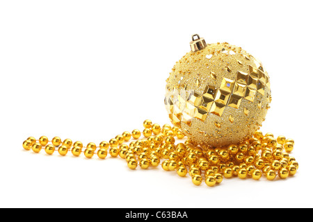 Gold Christmas ball avec des perles sur fond blanc Banque D'Images