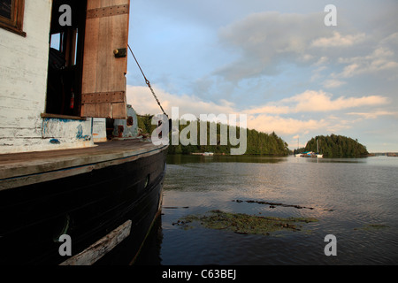 À la recherche du côté d'un vieux bateau en bois à certaines îles et bateaux en face de Tofino Harbour Banque D'Images