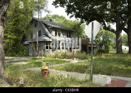 Coin de rue de la semi-abandonnés, épuisé et négligé Brightmoor de voisinage à Detroit, MI. Banque D'Images