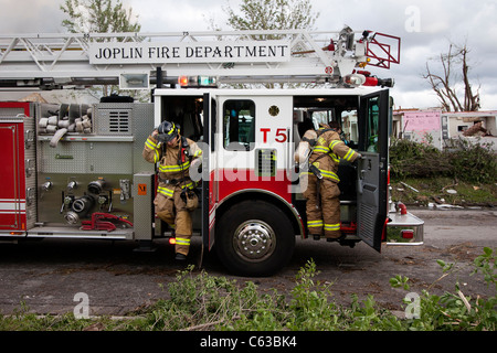 Pompiers lutter contre un incendie à domicile à Joplin, Missouri, le 25 mai 2011. Banque D'Images