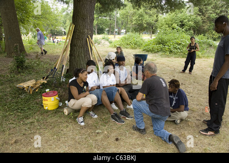 "L'ÉCLAIRCISSEMENT Brightmoor" de l'été quartier projet emploie des jeunes et un groupe international de bénévoles à Detroit, MI Banque D'Images