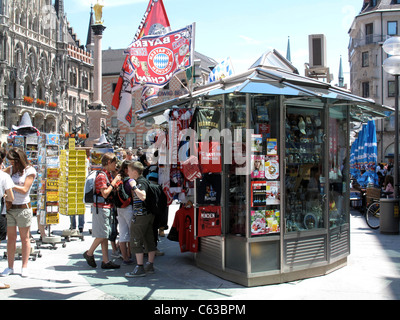 Stand de souvenirs sur la Marienplatz, Munich, Allemagne Banque D'Images