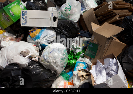 Alors que les ordures d'hommes vont en grève, la corbeille s'accumuler dans les rues de Naples, en Italie, avec des sacs en plastique et des boîtes en carton. Banque D'Images