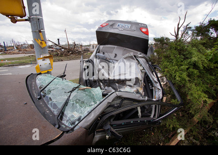 Une voiture enroulée autour d'un feu de circulation à Joplin, Missouri, le 25 mai 2011. Banque D'Images