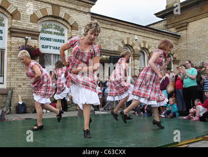 Appalachian clog dancers l'étape de cette façon' effectuer à Saltburn Folk Festival, Redcar and Cleveland, North East England, UK Banque D'Images