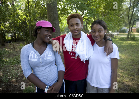 "L'ÉCLAIRCISSEMENT Brightmoor" de l'été quartier projet emploie des jeunes et un groupe international de bénévoles à Detroit, MI Banque D'Images