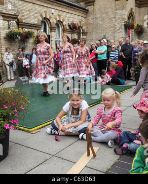 Les jeunes enfants regarder Appalachian clog dancers l'étape de cette façon' effectuer à Saltburn Folk Festival, , Angleterre du Nord-Est, Royaume-Uni Banque D'Images