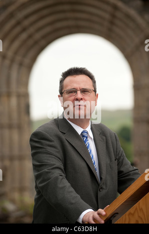 HUW LEWIS, les Gallois Ministre du logement et du patrimoine de régénération à Strata Florida monument ancien, le Pays de Galles UK Banque D'Images