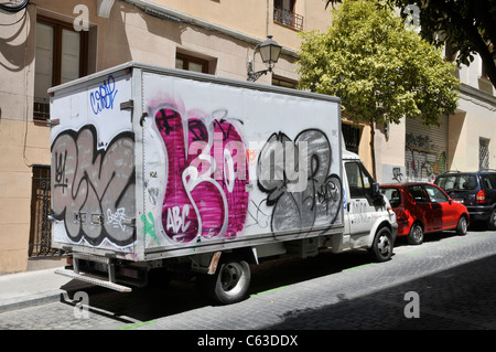 Madrid, Espagne : Van couverts de graffitis Banque D'Images