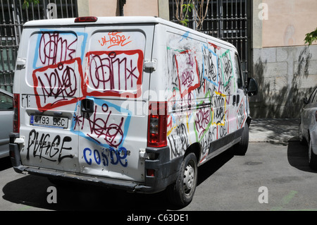 Van couvert de graffitis, Madrid, Espagne Banque D'Images