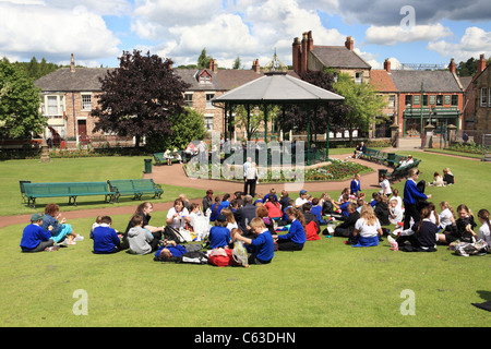 Une fête de l'école pique-nique près du kiosque à Beamish Museum, Angleterre du Nord-Est, Royaume-Uni Banque D'Images