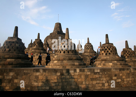 Le stupa central et terrasses de Borobudur, le plus grand temple bouddhiste en Indonésie. Yogyakarta, Java, Indonésie Banque D'Images