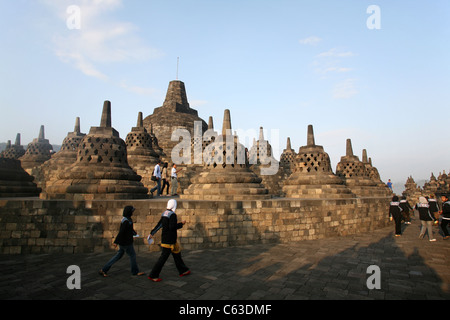 Le stupa central & terrasses de Borobudur, le plus grand temple bouddhiste en Indonésie. Yogyakarta, Java, Indonésie, Asie du Sud-Est Banque D'Images