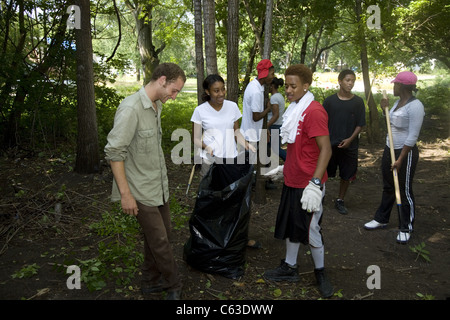 "L'ÉCLAIRCISSEMENT Brightmoor" de l'été quartier projet emploie des jeunes et un groupe international de bénévoles à Detroit, MI Banque D'Images