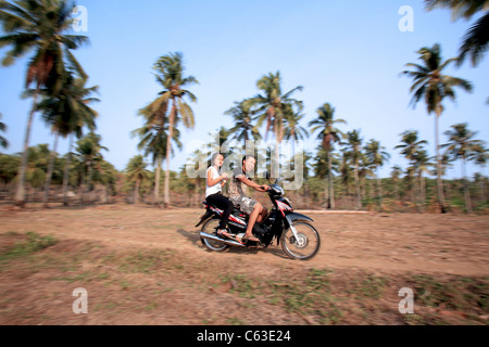 Couple heureux sur moto à Sawarna Beach. Bayah, West Java, Java, Indonésie, Asie du Sud, Asie Banque D'Images