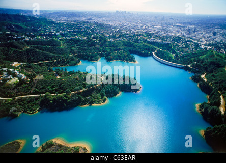 Vue aérienne du réservoir à Hollywood Hills le long des montagnes de Santa Monica de base avec le centre-ville de Los Angeles Civic Center Banque D'Images