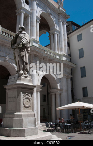 Statue d'Andrea Palladio, le grand architecte, se trouve dans une place dans le centre-ville de Vicence Banque D'Images