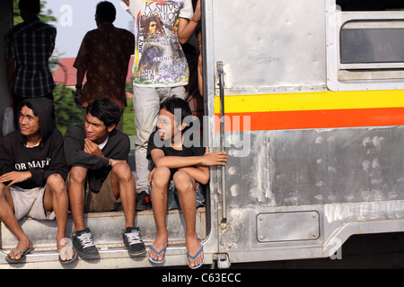 Le train passe par la gare de Gambir. Jakarta, Jakarta, Java, Indonésie, Asie du Sud-Est, Asie Banque D'Images