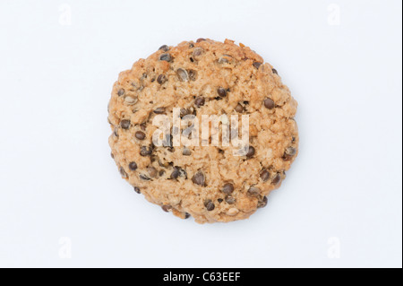 Les graines de chanvre les cookies . Des biscuits faits avec des graines de chanvre sur fond blanc