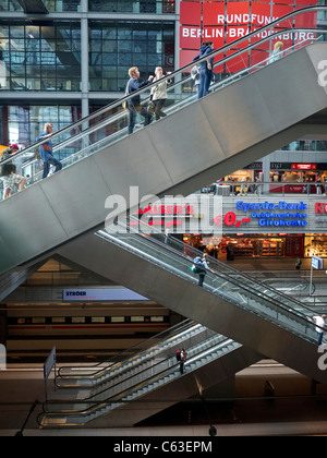 Vue intérieure d'escalators à Hauptbahnhof ou gare principale de Berlin Allemagne Banque D'Images