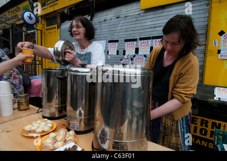 Clarence Road Hackney. Street tea party une semaine après les émeutes. Femmes bénévoles distribuent des tasses de thé à partir de deux urnes Banque D'Images