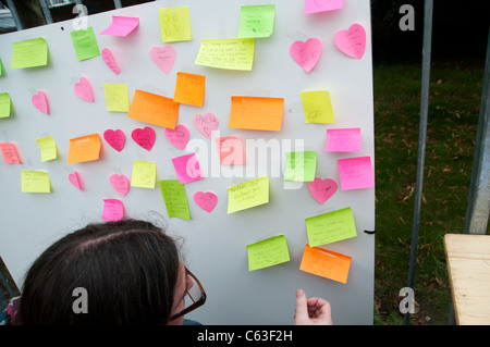 Clarence Road Hackney. Street tea party une semaine après les émeutes.man post-it messages sur message board Banque D'Images