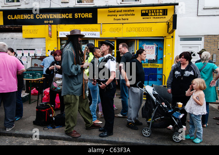 Clarence Road Hackney. Street tea party une semaine après les émeutes.Les gens de l'extérieur ont pillé un dépanneur. Banque D'Images