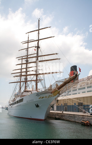 Bateau de croisière (Tall Ship) Sea Cloud 2 aux côtés de Gibraltar Harbour Banque D'Images