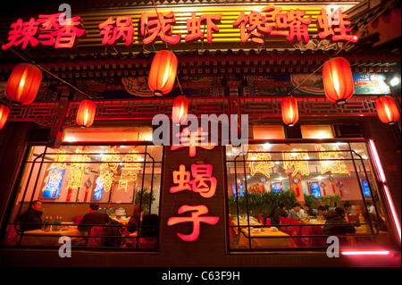 Enseignes au néon et des lampions rouges la nuit illuminant menu au restaurant chinois à Pékin, Chine Banque D'Images