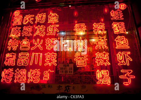 De nombreux néons rouge la nuit illuminant menu au restaurant chinois à Pékin, Chine Banque D'Images