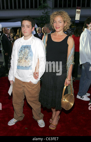 Amy Irving, fils Gabriel devant le hall des arrivées pour les première de la guerre des mondes, le Ziegfeld Theatre, New York, NY, le 23 juin 2005. Photo par : Gregorio Binuya/Everett Collection Banque D'Images