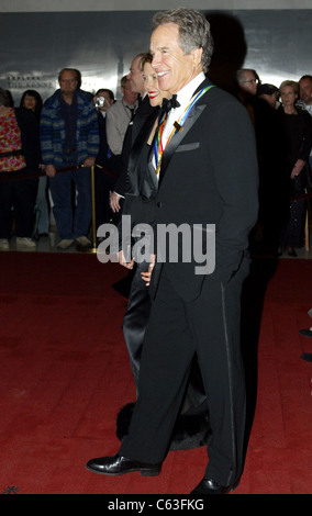 Warren Beatty et son épouse Annette Bening arrivent pour la 27e édition du Kennedy Center Honors au Kennedy Center le 5 décembre 2004 à Washington, D.C. (photo de Yuri Gripas/Everett Collection) Banque D'Images
