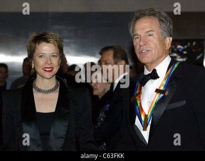 Warren Beatty et son épouse Annette Bening arrivent pour la 27e édition du Kennedy Center Honors au Kennedy Center le 5 décembre 2004 à Washington, D.C. (photo de Yuri Gripas/Everett Collection) Banque D'Images