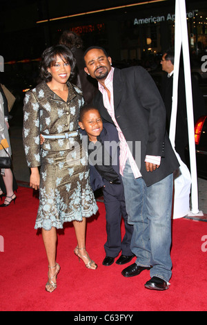 Regina King, Ian Alexander Jr., Ian Alexander Sr. aux arrivées de MISS SYMPATHIE 2 Premiere, le Grauman's Chinese Theatre, Los Angeles, CA, le 23 mars 2005. Photo par : Effie Naddel/Everett Collection Banque D'Images