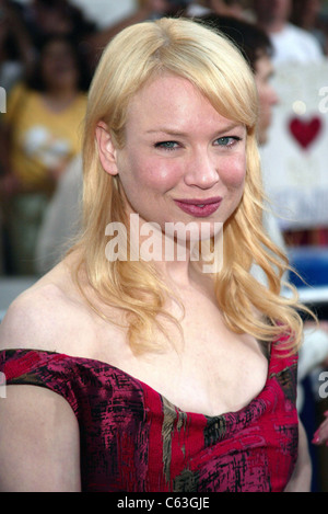 Renee Zellweger (porte une robe par Carolina Herrera) au niveau des arrivées de l'ombre à la Premiere, Universal Studios de Cinéma à Universal CityWalk, Los Angeles, CA, le 23 mai 2005. Photo par : Effie Naddel/Everett Collection Banque D'Images