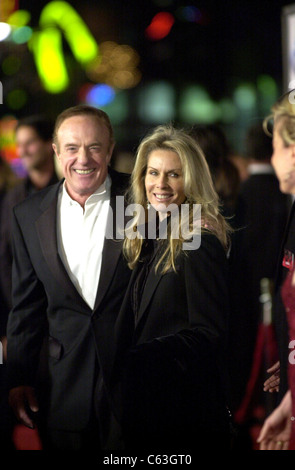 James Caan et sa femme Linda Stokes à la première d'OCEAN'S 12 à Los Angeles, 8 décembre 2004. (Photo : Michael Germana/Everett Collection) Banque D'Images