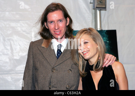 Réalisateur Wes Anderson et petite amie Tara Subkoff à la première de THE LIFE AQUATIC WITH STEVE ZISSOU au Ziegfeld Theatre, New York, 9 décembre 2004. (Photo : gbinuya/Everett Collection) Banque D'Images