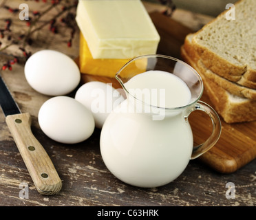 Produits laitiers et oeufs frais sur une vieille table en bois Banque D'Images