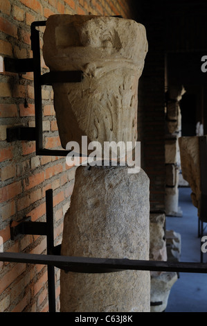 Chapiteau corinthien Renaissance Plateresque .( ) appartenant à l'Antiquarium - Mur d'ALCALA DE HENARES ( 13 ème ).L'ESPAGNE Banque D'Images