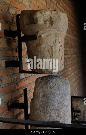 Chapiteau corinthien Renaissance Plateresque .( ) appartenant à l'Antiquarium - Mur d'ALCALA DE HENARES ( 13 ème ).L'ESPAGNE Banque D'Images