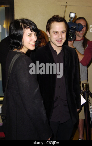 Giovanni Ribisi et Carla Azar lors de la première de vol du phoenix, Los Angeles, CA, 15 décembre 2004. (Photo:Michael Banque D'Images