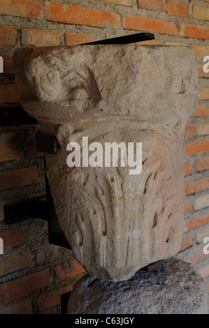 Chapiteau corinthien Renaissance Plateresque .( ) appartenant à l'Antiquarium - Mur d'ALCALA DE HENARES ( 13 ème ).L'ESPAGNE Banque D'Images