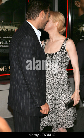 Russell Crowe, Renée Zellweger au niveau des arrivées de l'ombre à la Premiere, Loews Lincoln Square Theatre, New York, NY, le 1 juin 2005. Photo par : Gregorio Binuya/Everett Collection Banque D'Images