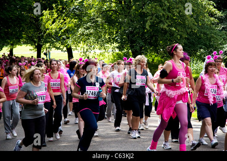 Course pour la vie, les femmes seulement, 5k cancer charity event , Heaton Park, Manchester, UK Banque D'Images